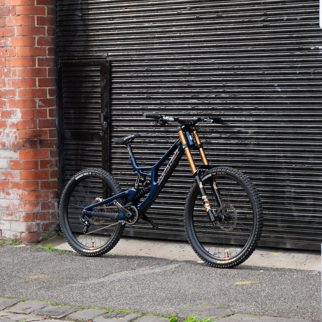 Bike Santa Cruz V10.8 CC  |  FOX 40 GL BLK  |  X01 DH  |  RSV AL  |  GLOSS LIQUID BLUE LGE MX 2027  |  CUSTOM BUILD