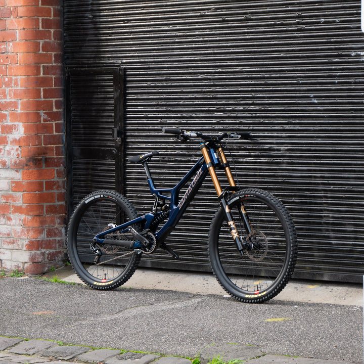 Bike Santa Cruz V10.8 CC  |  FOX 40 GL BLK  |  X01 DH  |  RSV AL  |  GLOSS LIQUID BLUE LGE MX 2027  |  CUSTOM BUILD