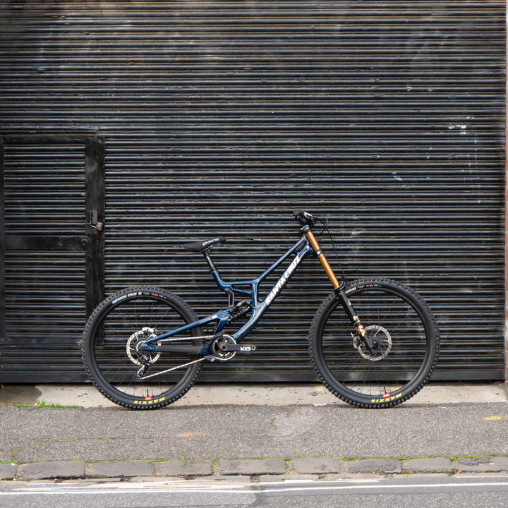 Bike Santa Cruz V10.8 CC  |  FOX 40 GL BLK  |  X01 DH  |  RSV AL  |  GLOSS LIQUID BLUE LGE MX 2027  |  CUSTOM BUILD