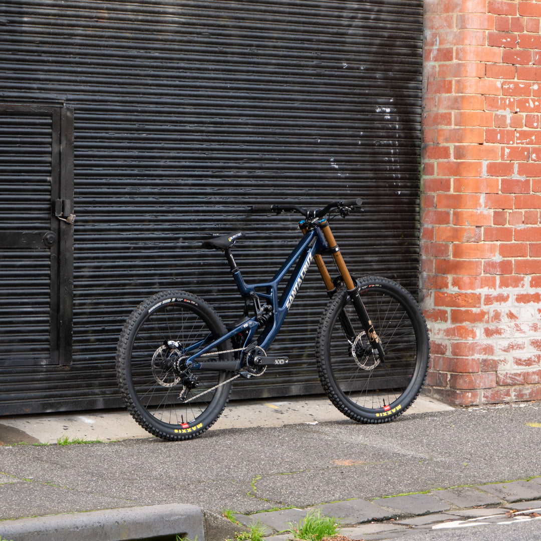 Bike Santa Cruz V10.8 CC  |  FOX 40 GL BLK  |  X01 DH  |  RSV AL  |  GLOSS LIQUID BLUE LGE MX 2027  |  CUSTOM BUILD