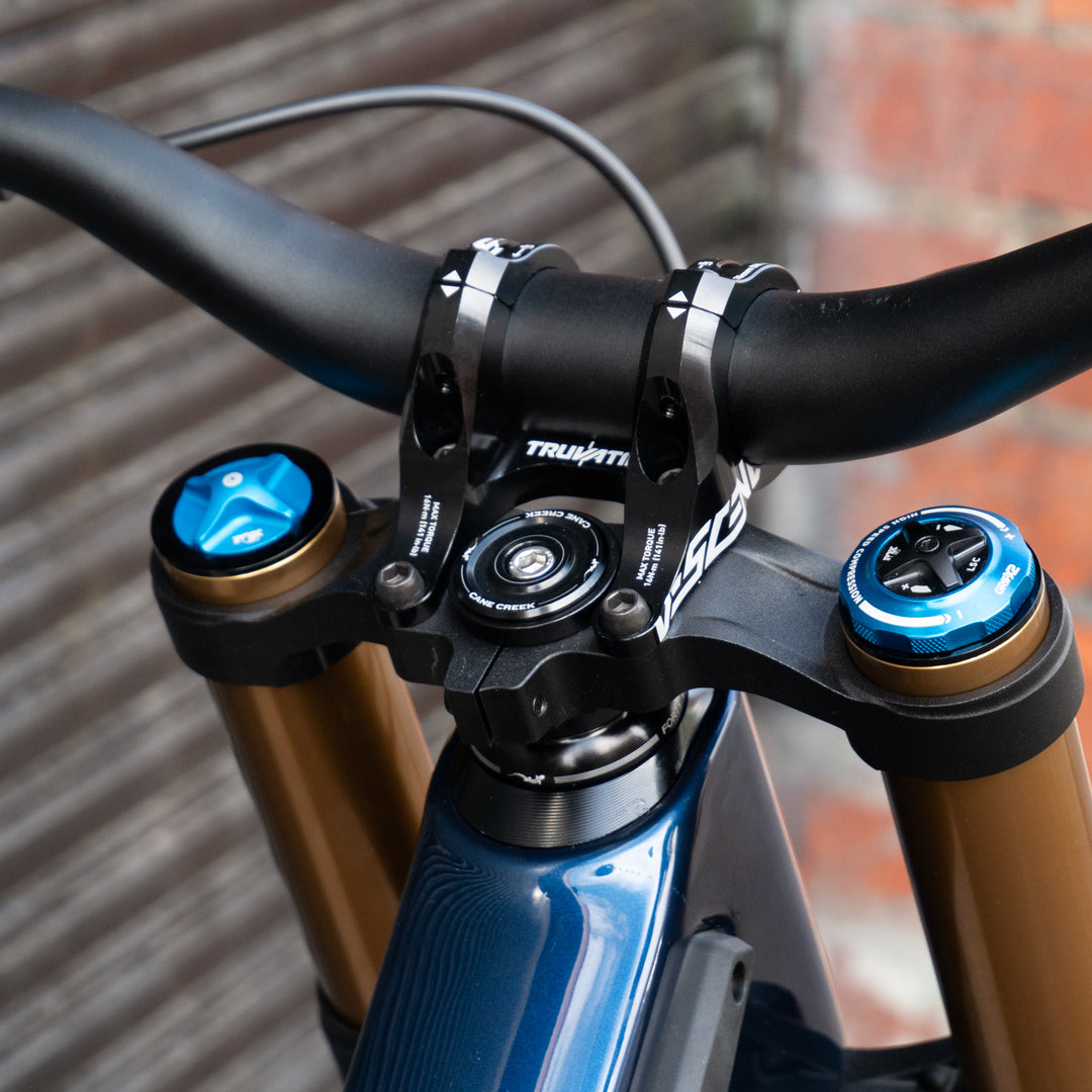 Bike Santa Cruz V10.8 CC  |  FOX 40 GL BLK  |  X01 DH  |  RSV AL  |  GLOSS LIQUID BLUE LGE MX 2027  |  CUSTOM BUILD