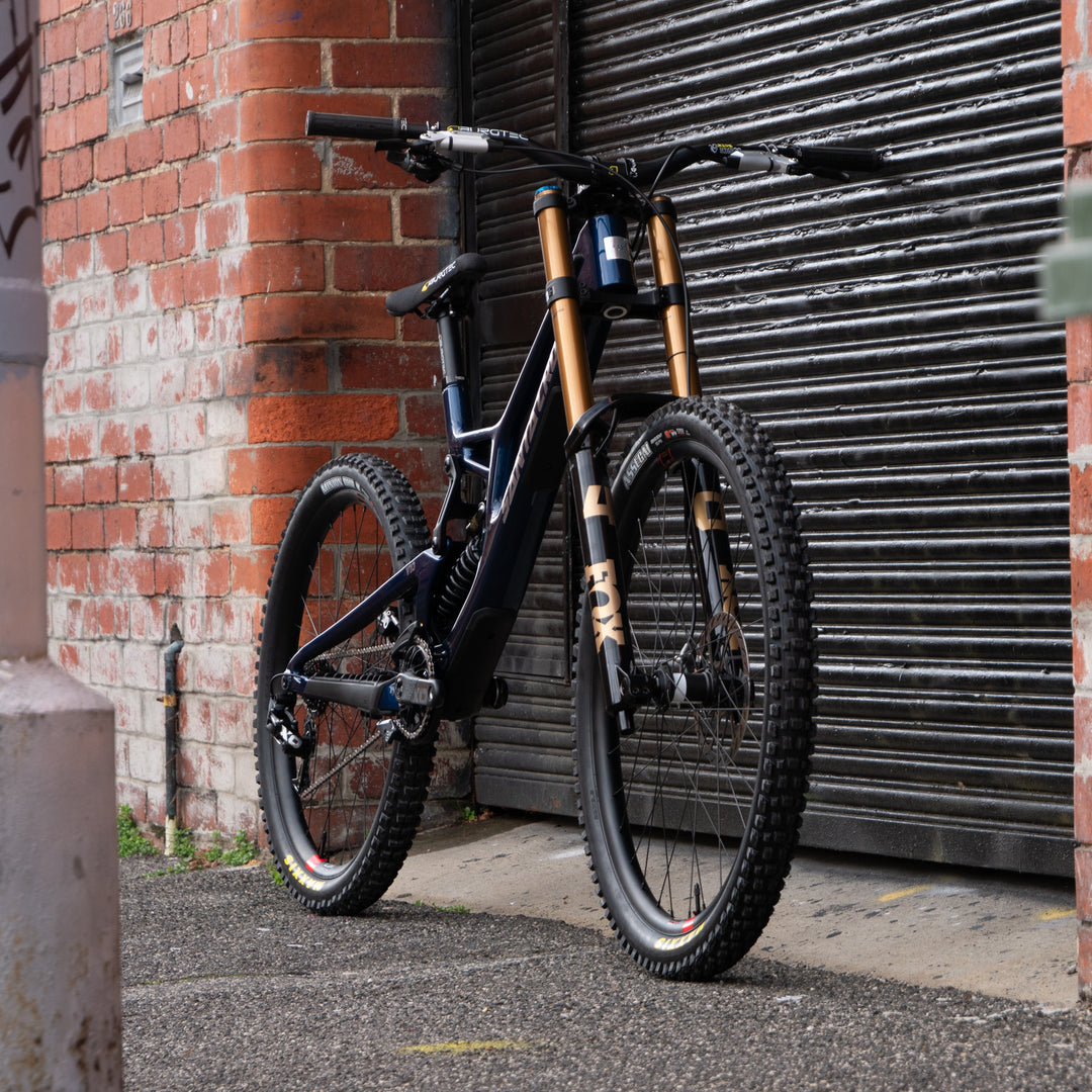 Bike Santa Cruz V10.8 CC  |  FOX 40 GL BLK  |  X01 DH  |  RSV AL  |  GLOSS LIQUID BLUE LGE MX 2027  |  CUSTOM BUILD