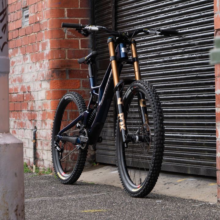 Bike Santa Cruz V10.8 CC  |  FOX 40 GL BLK  |  X01 DH  |  RSV AL  |  GLOSS LIQUID BLUE LGE MX 2027  |  CUSTOM BUILD